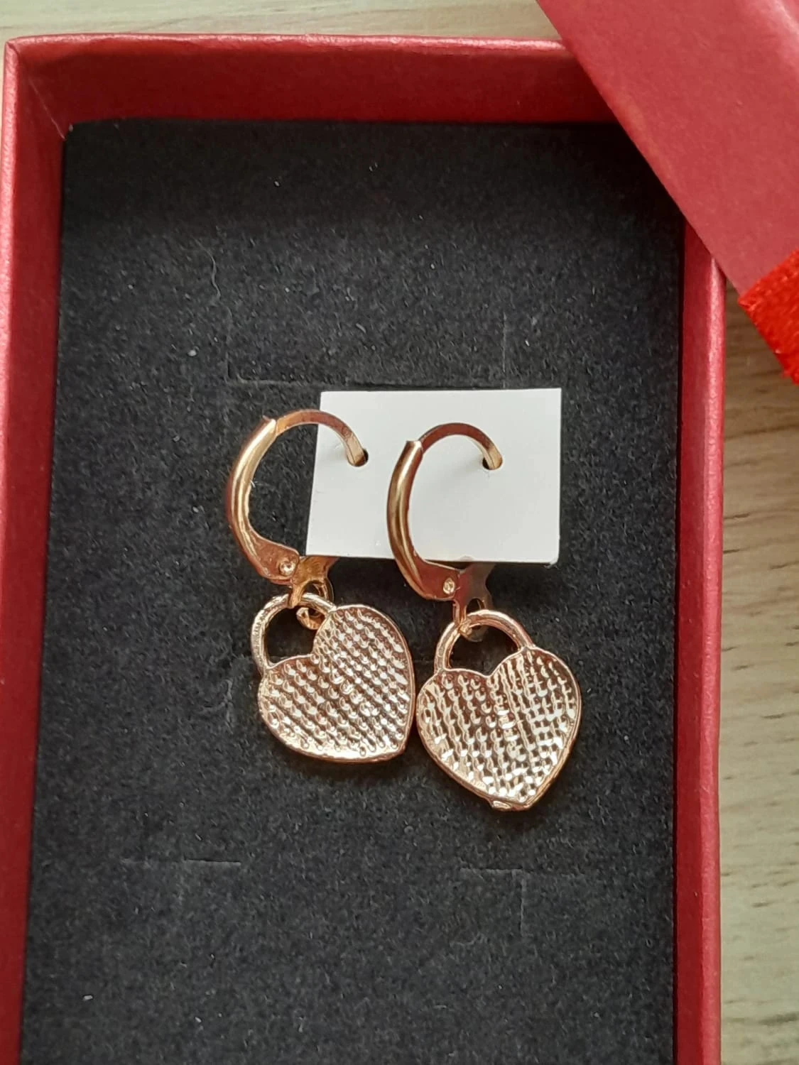 Oorbellen, geëmailleerde harten, kleuren zwart, goud, hoogte: 2,7 cm – photo 3